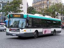Scania Omnicity Nr 9453 der Linie 57 hat die Haltestelle  Place d'Italie  verlassen.