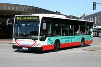 Hochbahn 2328 (HH HN 2328) mit Werbung fr Reinhard Dreyer.
Hamburg Harburg ZOB, 17.6.2010.