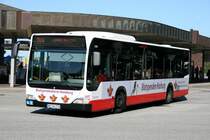 Hochbahn 2730 (HH HN 2730) mit Werbung fr den Hamburger Blutspendedienst.
Hamburg Harburg ZOB, 17.6.2010.