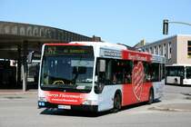 Hochbahn 2622 (HH HN 2622) mit Werbung fr Harrys Fliesenmarkt.
Hamburg Harburg ZOB, 17.6.2010.