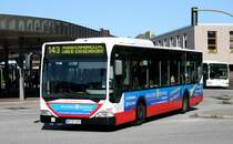 Hochbahn 2240 (HH HN 1014) mit Werbung fr die Schlssel Zentrale.
Hamburg Harburg ZOB, 17.6.2010.