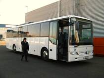 23. 4. 2010, Tag der offenen Tr bei Evobus Bohemia im Prag: mein Kollege Roman ruft den Chef, wie es machen, dass er knnte seinen Intouro gegen diesem Tourismo RH wechseln...