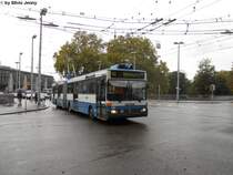 VBZ Nr. 125 (Mercedes O405GTZ) verlsst am 5.10.10 die Haltestelle Bahnhofquai/HB. Die Stadt Zrich lancierte Ende September 2010 whrend 2 Wochen die Aktion ''Fertig Puff'', die ein Zeichen gegen Jugendgewalt setzen soll. In der ganzen Stadt Zrich wurden Fahnen mit dem Aufdruck ''Fertig Puff'' montiert. Auch die VBZ beteiligt sich an der Aktion, indem sie ihre Fahrzeuge mit eben diesen Fhnchen schmckt.