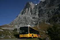 Auf der ganzen Fahrt zur Passhhe ist das imposante Wetterhorn aus nchster Nhe zu bestaunen. Bei der Abzweigung Glecksteinhtte ist Wagen 24 (2009) unterwegs talwrts nach Grindelwald. Bild vom 9.10.2010. 