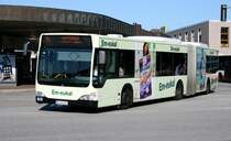 Hochbahn 7840 (HH HN 2870) mit Werbung fr Em.Eukal.
Hamburg Harburg ZOB, 17.6.2010.