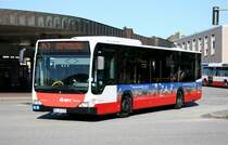 Hochbahn 2709 (HH HN 2709) macht Werbung fr E.on Hanse.
Hamburg Harburg ZOB, 17.6.2010.