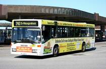 Globetrotter Reisen (WL YM 54) mit Werbung fr den Wildpark Schwarze Berg.
Hamburg Harburg ZOB, 17.6.2010.