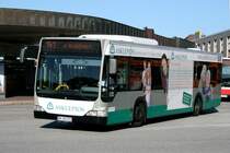 Hochbahn 2710 (HH HN 2710) macht Werbung fr Asklepios.
Hamburg Harburg ZOB, 17.6.2010.