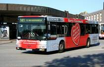 SBG 8260 (HH SE 1595) macht Werbung fr Harrys Fliesenmarkt.
Hamburg Harburg ZOB, 17.6.2010.