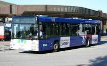 KVG 808 (STD L 1084) macht Werbung fr die VHG Versicherung.
Hamburg Harburg ZOB, 17.6.2010.