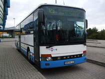 Linie 123 von Rostock Hauptbahnhof/Sd Richtung Broderstorf wartet auf Fahrgste.(12.10.10)