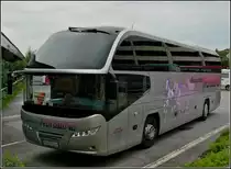 Mit solch einem Bus der Marke Neoplan, der Bustouristk Nordeifel, macht es bestimmt Spass einen gr�sseren Ausflug zu machen. Aufgenommen am 15.09.2010 in Passau.