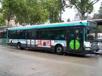 Agora Line Nr 8429 der Linie 325 an der Haltestelle  Chateau de Vincennes  am 01/10/10.