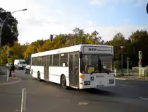 Mercedes-Benz O 405 N (Niederflur-Stadtversion) als SEV f�r die Stra�enbahnlinie 50 zwischen Wedding Virchow-Klinikum und Prenzlauer Berg Bj�rnsonstra�e am U-Bahnhof Osloer Stra�e.