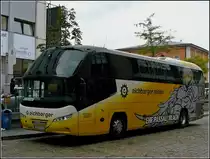 Neoplan Cityliner mit Werbung f�r den  Eishockeyverein Passau Black Hawks  in Bahnhofsn�he von Passau aufgenommen am 15.09.2010.