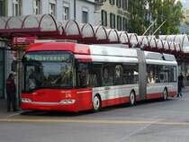 Solaris Gelenktrolleybus 176 eingeteilt auf der Linie 6 im Busbahnhof vor dem SBB Bahnhof 28.10.2006