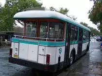 Der Wagen 3973 von hinten. Er geh�rt zur den historischen Busse der RATP.