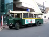 Renault TN 4 H Nr 3272 vor dem RER Bahnhof Neuilly Plaisance am 03/10/10.