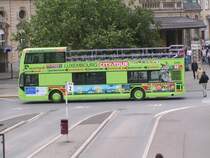 Ein weiterer Bus (Hop On Hop Off) kommt am Bahnhof Luxemburg von einer Stadtrundfahrt zur�ck. 10.07.04