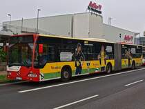 Mercedes Gelenkbus Nr.138 mit Alemannia Werbung der ASEAG wartet am 17.10.2010 auf der Krefelderstrasse gegenber dem neuen Tivoli auf das Spielende der Begegnung Alemannia Aachen-Ingolstadt (2:1) als Verstrkerfahrt.