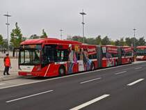 Van Hool AGG 300 Niederflurdoppelgelenkbus Nr.231 der ASEAG wartet am 17.10.2010 auf der Krefelderstrasse vor dem neuen Tivoli auf das Spielende der Begegnung Alemannia Aachen-Ingolstadt (2:1) um Fuballfans zum Bushof zu fahren.