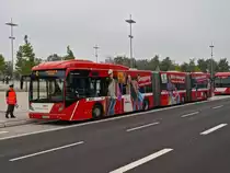 Van Hool AGG 300 Niederflurdoppelgelenkbus Nr.231 der ASEAG wartet am 17.10.2010 auf der Krefelderstrasse vor dem neuen Tivoli auf das Spielende der Begegnung Alemannia Aachen-Ingolstadt (2:1) um Fu�ballfans zum Bushof zu fahren.