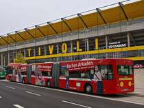 Van Hool AGG 300 Niederflurdoppelgelenkbus Nr.231 der ASEAG wartet am 17.10.2010 auf der Krefelderstrasse vor dem neuen Tivoli auf das Spielende der Begegnung Alemannia Aachen-Ingolstadt (2:1) um Fuballfans zum Bushof zu fahren.