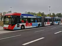 Van Hool AGG 300 Niederflurdoppelgelenkbus Nr.195 der ASEAG wartet am 17.10.2010 auf der Krefelderstrasse vor dem neuen Tivoli auf das Spielende der Begegnung Alemannia Aachen-Ingolstadt (2:1) um Fu�ballfans zum Bushof zu fahren.