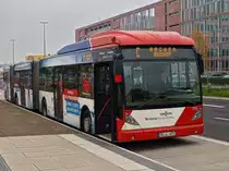 Van Hool AGG 300 Niederflurdoppelgelenkbus Nr.195 der ASEAG wartet am 17.10.2010 auf der Krefelderstrasse vor dem neuen Tivoli auf das Spielende der Begegnung Alemannia Aachen-Ingolstadt (2:1) um Fu�ballfans zum Bushof zu fahren. Im Hintergrund ist das Finanzamt zu sehen.