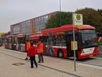 Van Hool AGG 300 Niederflurdoppelgelenkbus Nr.231 der ASEAG wartet am 17.10.2010 auf der Krefelderstrasse vor dem neuen Tivoli auf das Spielende der Begegnung Alemannia Aachen-Ingolstadt (2:1) um Fu�ballfans zum Bushof zu fahren. Die Ordner der ASEAG werden gleich viel zu tun bekommen, wenn �ber 16.000 Fans das Stadion verlassen und ein grosser Teil mit �ffendlichen Verkehrsmitteln nach Hause will. Im Hintergrund ist das Finanzamt zu sehen.