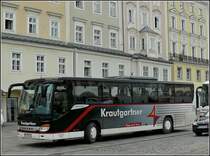 Seine Reisegruppe ist hier am Hauptplatz in Linz ausgestiegen und nun setzt er sich in bewegung um einen Parkplatz zu suchen. 14.09.2010