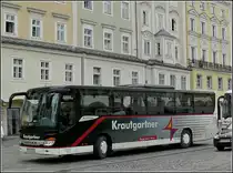 Seine Reisegruppe ist hier am Hauptplatz in Linz ausgestiegen und nun setzt er sich in bewegung um einen Parkplatz zu suchen. 14.09.2010