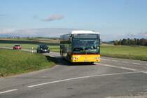 Die Regie Yverdon hat in Echallens einen eigenen Ableger. Der dortige Betrieb ruht allerdings in den Schulferien tags�ber, der einzige Mittagskurs der Linie Yverdon - Echallens wird ab Yverdon gefahren, am 21.10.2010 mit dem Citaro � VD 335'363 (2008). Aufname in Villars-le-Terroir. 