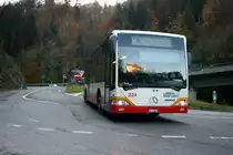 Noch ist die Mehrheit der TRN-Busse im Val-de-Ruz noch rot-weiss bemalt. Wagen 224, mit Baujahr 2000 einer der Wagen, die bis Ende Jahr ersetzt werden sollen, hat soeben in Valangin die Autobahn verlassen, die aus Neuch�tel die Gorges du Seyon durchquert. Aufnahme vom 21.10.2010. 