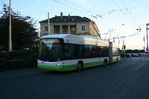 Im letzten Abendlicht erreicht der Swisstrolley Nr. 135 der TN die Place Pury. 21.10.2010. 