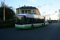 Im letzten Abendlicht erreicht der Swisstrolley Nr. 135 der TN die Place Pury. 21.10.2010. 