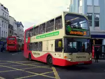 Scania Doppeldecker (vmtl. Wright Aufbau) von Brighton & Hove am 4.Oktober 2010 an der Haltestelle Old Steine in Brighton. 

