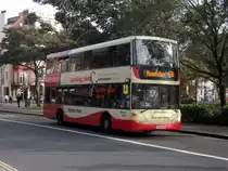 Scania Doppeldecker (vmtl. Wright Aufbau) von Brighton & Hove am 4.Oktober 2010 an der Haltestelle Old Steine in Brighton.

