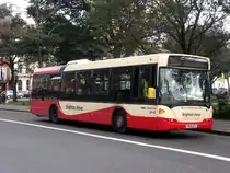 Scania Stadtbus von Brighton & Hove beim verlassen der Haltestelle Old Steine in Brighton