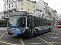 Wright Eindecker der Firma Stagecoach (vmtl Stagecoach in the South Downs oder Bournemouth) bei der Anfahrt der Haltestelle Old Steine in Brighton.

