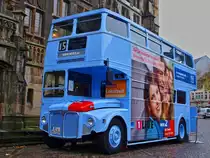 Der blaue Lehrstellen Doppeldecker des WDR steht am 27.10.2010 vor dem Aachener Rathaus. WDR2 und 1Life bietet zusammen mit der Industrie- und Handelskammer, der Handwerkerschaft und der �rtlichen Agentur f�r Arbeit Informationen f�r Jugendliche an die noch einen Ausbildungsplatz suchen und f�r Unternehmen und Betriebe, die noch Lehrstellen anzubieten haben. In dem original Londoner Doppeldeckerbus Routemaster konnte in diesem Jahr schon 6100 junge Menschen mit dieser Aktion eine Lehrstelle vermittelt werden. 