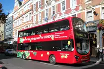 Volvo Hybrid Doppeldecker von First mit der Nummer WNH39005 am 7.Oktober 2010 an der Underground Station Earl&acute;s Court