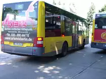 399 am S-Kaulsdorf wartet auf seinen Einsatz.
Zu sehen ist ein MAN-Lion City 8403 von Dr. Herrmann
f�r weitere Infos zum 399 einfach Kommentar schreiben!!!