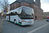 Setra 415 UL, (Fahrgastseite), stand am 29.10.2010 am Marktplatz in Lehrte.