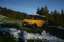 Das Postauto von Hasle LU nach Bramboden ist gleichzeitig auch Brieftr�ger-Vehikel und Frachttransporter. W�hrend einem Brieftr�gerhalt an einem entlegenen Bauernhof gelang am 29.10.2010 diese Aufnahme vom Sprinter LU 90'207 (PU Thalmann). 