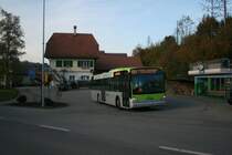 Vor dem einstigen Bahnhof Eriswil hat der Busland-Van Hool Nr. 17 am 29.10.2010 die meisten Fahrg�ste  ausgespuckt  und ist bereit f�r die Schleife zum Hinterdorf und zum Altersheim. 