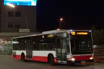 Hochbahn 2932 am 17.Oktober 2010 sp�t Abends auf der Busanlage Poppenb�ttel.