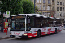 Hochbahn 6926 mit seiner neuen Werbung f�r Arena am 19.Oktober 2010 am Rathausmarkt.