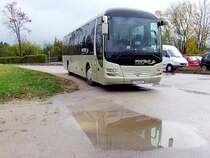 MAN Lion´s-Regio spiegelt sich am Bahnhofsvorplatz von Pregarten;101020