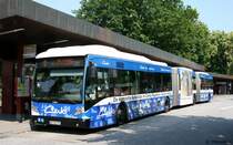 Hochbahn 8705 (HH HN 2785) macht Werbung fr Clarks Megastore.
Niendorf Markt, 3.7.2010.